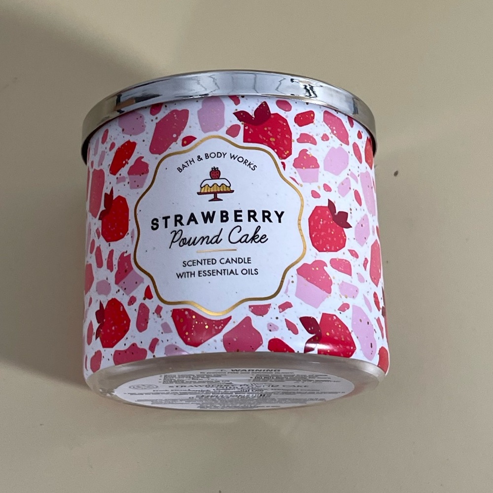 NWT Bath & Body Works  Strawberry Pound Cake  3- Wick Candle